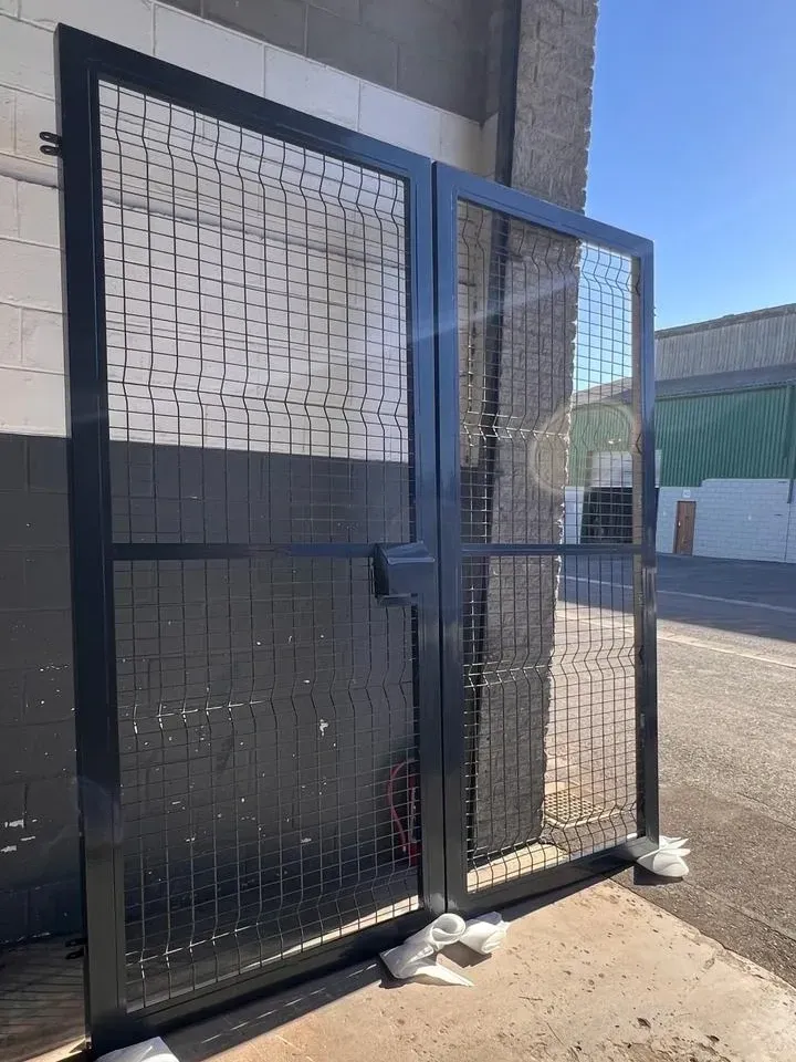 Double leaf swing gate